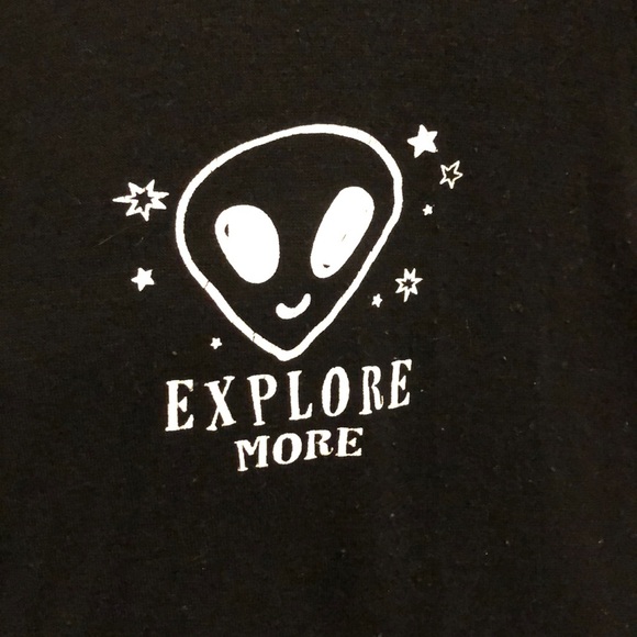 A small black tee with a alien on it!!!!!!!!!!!!!! - Picture 1 of 4